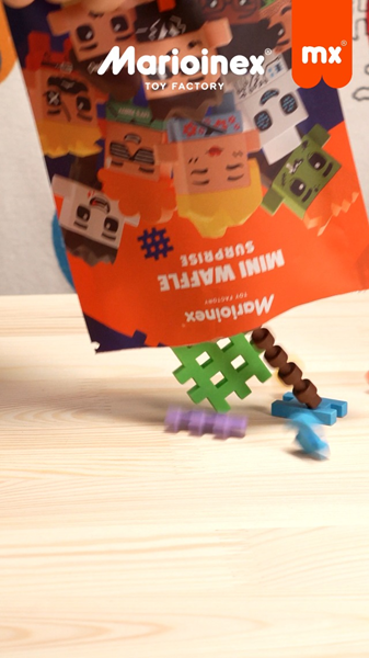 Mini Waffle Surprise : 1 figurine mystère + 1 bâtiment unique (fr-en)