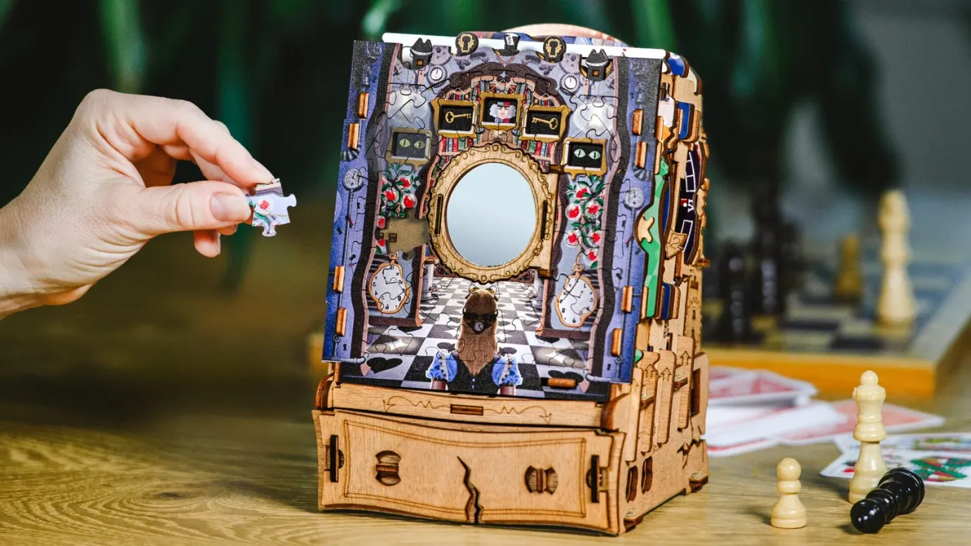 CluePuzzle / The Wonderbox of Alice - ext. Through the Looking Glass